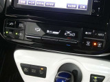 【オートエアコン】車内温度を感知して自動で温度調整をしてくれるのでいつでも快適な車内空間を創り上げます!どの席に座っても快適なドライブが楽しめます♪