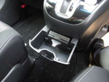 運転席助手席のドリンクホルダー。