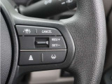 【アダプティブクルーズコントロール】ステアリングのスイッチを操作するとミリ波レーダーで先行車との距離を測定。設定を適切に保ちながら加速・減速、さらに停止まで自動に追従します。