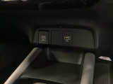 スマートフォンなどの充電に便利なUSBジャック。運転席からも助手席からも使いやすいです。