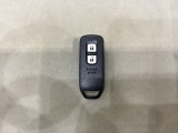 スマートキーを装備しています。鍵を差し込むことなくドアロックの開け閉めと、スタートボタン操作でのエンジンスタートができます。