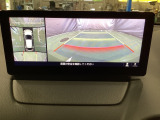 狭い場所での駐車やすれ違いなどでより的確な運転操作に役立つ360&deg;ビューモニターが装備されています。