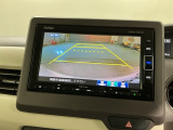 リバースギアに入れるだけで後方の表示へ切り替わります。夜間や雨の日の駐車も楽になりますよ。