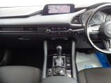 コマンダーコントロールを採用しており、前を向いたまま画面の操作ができ、安全運転をサポートします。また、パーキングブレーキは、電動なので、軽い力で操作が可能です。