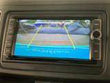 ギアをリバースに入れると車両後方の映像を映し出します。画面にはガイドラインが表示され、車庫入れや縦列駐車などの際に安全確認をサポートします。