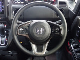 ハンドル左側にはオーディオ操作が出来るオーディオリモートコントロールスイッチ、右側にはHonda SENSINGとオートクルーズコントロールのスイッチを装備!