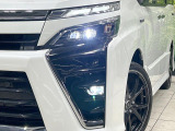 【LEDヘッドライト】悪天候や夜間走行時も良好な視界を確保し安心して運転できる高輝度LEDヘッドライトを装備!点灯速度が早く、消費電力も抑えられています。
