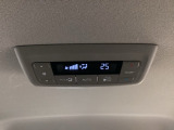 ルーフ中央にエアコン操作パネルがついていますので、2列目・3列目にお乗りの方も快適に過ごせます。