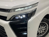 【LEDヘッドライト】悪天候や夜間走行時も良好な視界を確保し安心して運転できる高輝度LEDヘッドライトを装備!点灯速度が早く、消費電力も抑えられています。