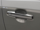電子キーをカバンやポケットに持っていれば、ドアハンドルやバックドアに付いているボタンを押すだけでドアの開閉ができます。手が塞がっている時、カバンの中からカギを探す必要がありません。