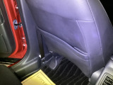 【シートバックポケット】すぐ手に取りたいアイテムをスマートにしまっておけます。限られた空間を有効に活用でき、長距離のドライブでも車内を清潔感のある落ち着いた状態に保ってくれる実用的な機能です。