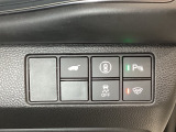 ハンドルの右側にHondaセンシング用のメインスイッチとパワーテールゲートスイッチがついています。パワーテールゲートスイッチは車内からでもテールゲートの開け閉めを電動でできます。