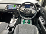運転席周りの小物入れやステアリングに装着されたボタンの配置もすごく使いやすいと思います。運転席からの視認性も良好!!運転しやすいオールラウンドプレイヤーのフィットです。おススメの一台とな