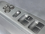 【電動格納ミラー】サイドミラーは電動格納式となっており、狭い駐車場でもキズがつくリスクを抑えられます。