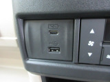 通常のUSB入力端子の他にスマホ充電に対応したUSB-C端子を装備しています。