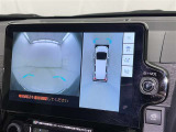 パノラミックビューモニターシステムが付いているので車の上から見た映像が確認できますよ。 一目で車両周辺の情報を確認できますが、直接安全をご確認下さい。