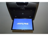 アルパイン10.2インチ後席モニター「TMX-R3000」  後部座席でもテレビ視聴が可能で、お子様とのドライブや長距離移動も快適、ご家族でのお出かけに嬉しい装備です。