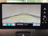 【バックカメラ】運転が苦手な方も車庫入れラクラクです!ギアをリバースに入れれば自動的に切り換わりますので、面倒な操作は不要です♪狭い駐車場もお車を傷つけず安心ですね!