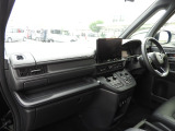★助手席周辺★ダッシュボードには豊富な収納BOXがありいつもすっきりとした車内!ほしい場所にちょうど良い収納を備えています。大きなフロントガラスによって見晴らしも良く快適な座り心地となっております