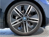 BMWの純正アロイホイールは軽量かつ強度にも優れているホイールで走行性能を引き上げる設計になっております。足元にもBMWは妥協がなくこだわっている個所になります。