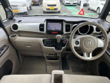 操作性に優れた運転席となります!小物入れや各ボタンの配置にこだわり、使いやすいです!座り心地もよく視認性も良好なのでロングドライブもお任せ下さい!