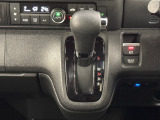 CVT車のセレクトレバーです。低速から高速まで、変速ショックのないスムーズな走りを実現するとともに、エンジン効率のよい領域を維持することで燃費にも貢献します。