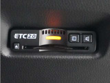◆ETC2.0装着◆進化したドライブ体験。料金収受システムだけだったETCが生まれ変わって、高速道路を賢く使うETC2.0に進化しました。多彩な情報サービスが便利で快適なドライブ体験を提供します。