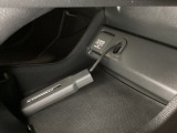 アクセサリーソケットはUSBのアダプターなどをつければ、スマホの充電にも使えます。周辺には物が置けるトレーがついています。