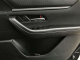 【ウインドウロック】運転席の窓操作部分です。小さなお子様が窓を勝手に開閉することのないよう、運転席以外の窓を操作できないようにするボタンがあります。