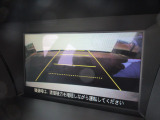 【リアカメラ】リバースに入れるだけで後方の映像が映ります。安全確認や、狭い駐車場での車庫入れ、雨の日や夜間など視界の悪い時に便利です。安全にバックする為には欠かせない装備です。