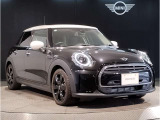 MINIのフロントグリルのデザインはイギリスで生まれた当初から、シルバーのサイドバーが折り重なった伝統的なデザインで御座います。その伝統はBMWのお車になってからでも少しずつ形を変えて守られております