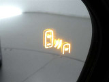 隣車線を走る車両をレーダーで検知し、ドアミラーでは確認しにくい後側方エリアに存在する車両に加え、急接近してくる車両も検知します。車両を検知するとドアミラーに搭載されたLEDインジケーターが点灯します。