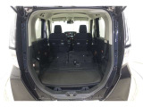 セカンドシートを倒した状態です。セカンドシートは独立可倒、荷物に合わせてラゲッジスペースをアレンジできます。