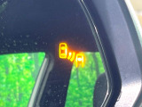 【ブラインドスポットモニター】走行中、ドアミラーの死角になりやすい箇所に後続車が接近するとサイドミラーのレンズに警告を表示!ドライバーに注意喚起をしてくれます。