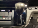 CVT車のセレクトレバーです。低速から高速まで、変速ショックのないスムーズな走りを実現するとともに、エンジン効率のよい領域を維持することで燃費にも貢献します。