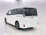 広々とした車内空間に優れた燃費性能。更にデザインも上質で人気のお車です!