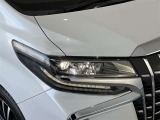 LEDヘッドライトです。デザイン性がよくとても明るいので、夜間の走行や悪天候でも安心です。しかも長寿命!