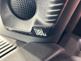 【JBLサウンドシステム】メーカーオプションの高品位サウンドシステムを搭載。専用のチューニングが施された大小様々なスピーカーから良質なサウンドが奏でられ、臨場感あふれる音響空間を演出します。