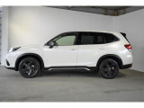 スバルの4WD(AWD)は直進安定性に優れ、日常走行から高速走行まで、さまざまなシーンで安心感に満ちた走りが愉しめます。それは悪路や泥道など左右のタイヤの路面状況が異なるシーンでも変わりません。