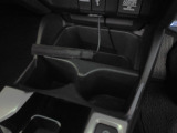運転席からも助手席からも使いやすい位置にドリンクホルダーを配置しています。