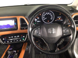 【ハンドル】運転にかかわる様々な操作を安全に行えるように視点移動が少なく操作性に配慮されたスイッチ類が凝縮されたコックピットです。