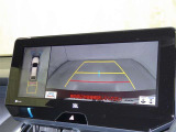 バックガイドモニターで、後方を確認しながら安心して駐車することができます。運転初心者も熟練者も必須の機能ですよ!