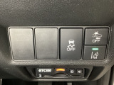Hondaセンシング用の、VSA(ABS+TCS+横滑り抑制)解除と路外逸脱抑制機能のオンオフスイッチなどはハンドルの右側に装備しています。