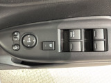 狭い駐車場で便利な電動格納ドアミラーが付いています。