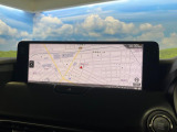 【12.3インチマツダコネクト】車内の雰囲気にマッチした大型ディスプレイ。スマホ接続でのナビ使用やBluetooth再生等、様々な機能が楽しめます。直感的なダイヤル操作が可能で、使い勝手も良好です。