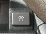 充電用USB端子付き。スマートフォンなどの充電に便利です。