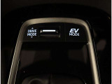 スマートキー付きです。スマートキーとは鍵を車に差し込まなくても、ドアノブを触ったりするだけで、ドアロックを解錠できます。これが凄く便利なんですよ。