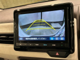リバースギアに入れるだけで後方の表示へ切り替わります。夜間や雨の日の駐車も楽になりますよ。