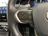 運転中、オーディオの操作をしてて、ハッとしたことはありませんか?ステアリングスイッチは、運転中でもハンドルでオーディオの操作が可能です。安全なドライブをサポートします。