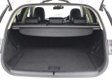 ラゲージルームの積載容量は375L、後席を倒した場合は最大960L(カタログデータ)と、同じCセグメントの競合車であるBMW・1シリーズやアウディ・A3などを凌ぐ容積です。
